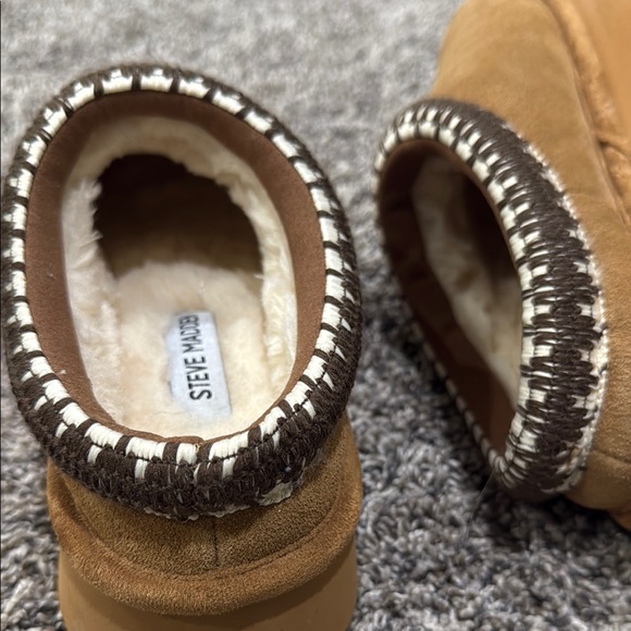 Steve Madden Brown Slippers with Moccasin Stitching - Picture 5 of 5
